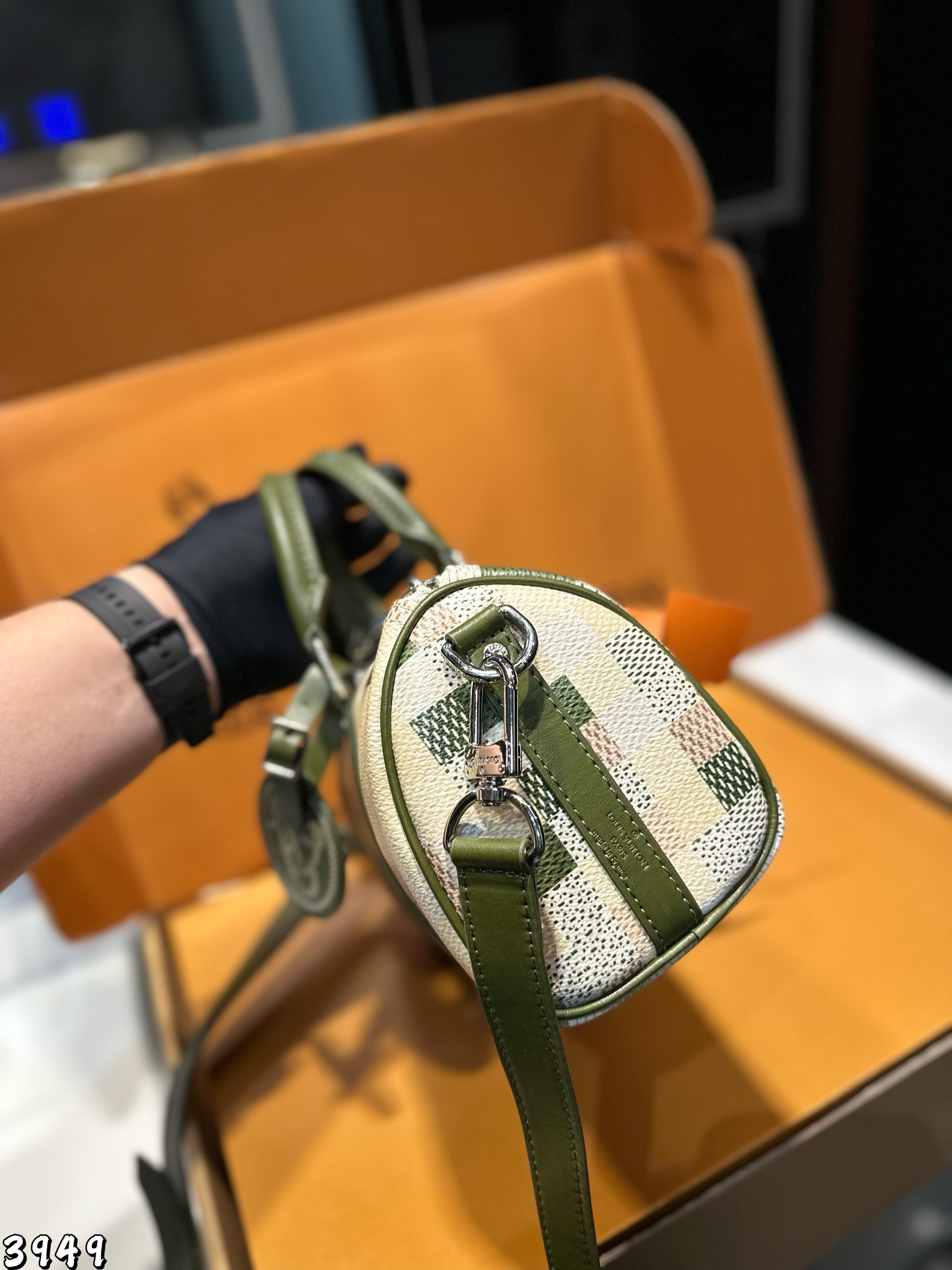 Louis Vuitton Bag BG868061