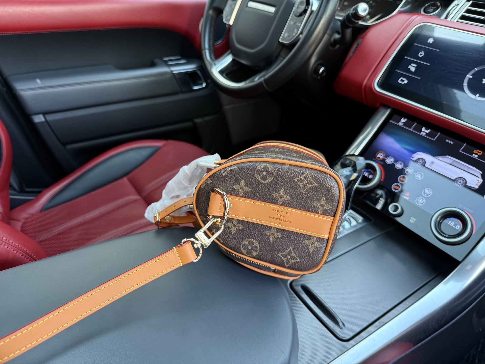 Louis Vuitton Bag BG868065