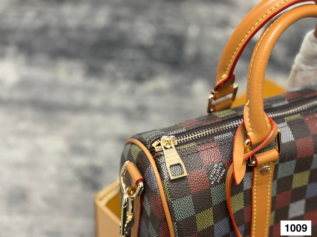 Louis Vuitton Bag BG868056