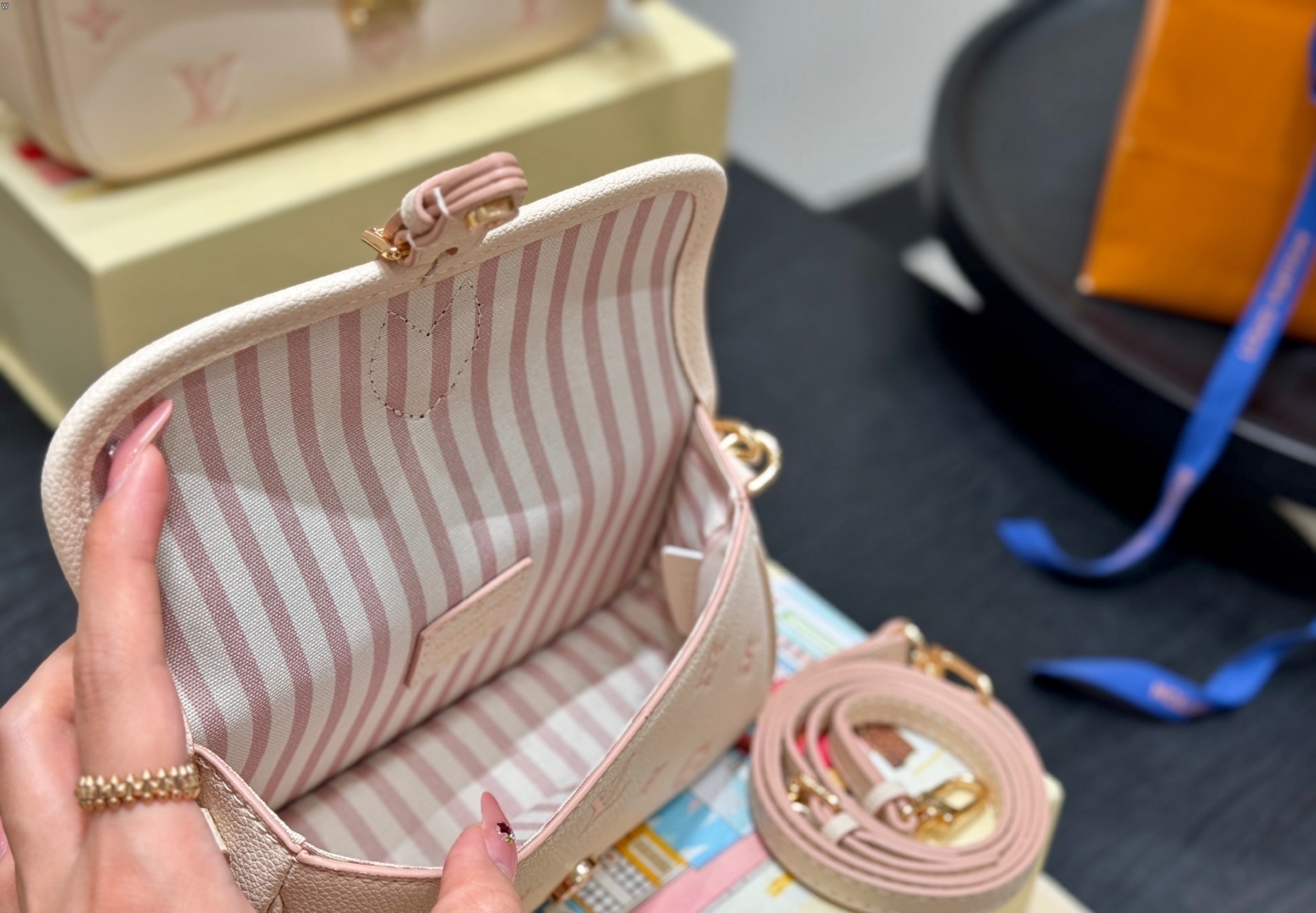 Louis Vuitton Bag BG868017