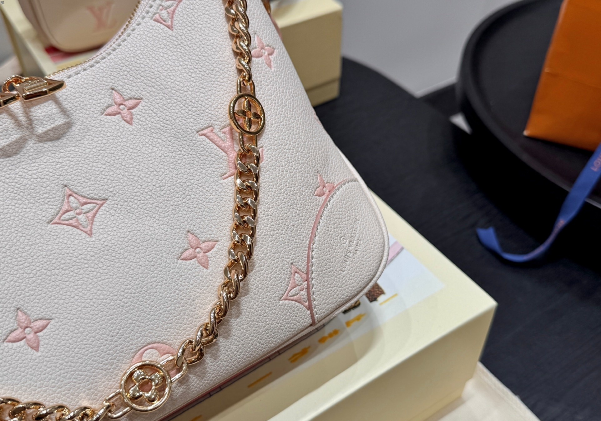 Louis Vuitton Bag BG868018