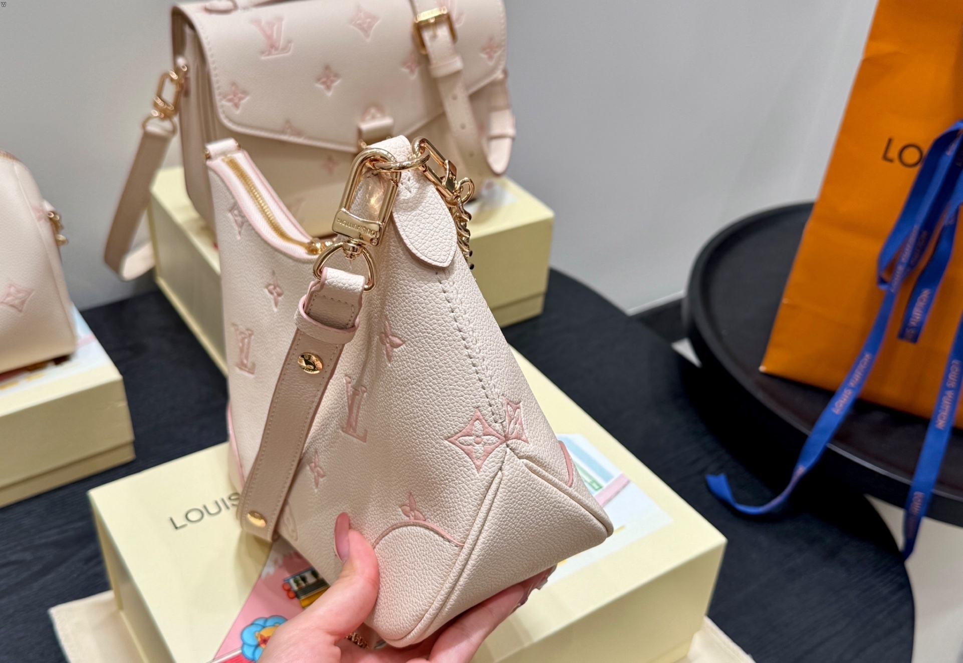 Louis Vuitton Bag BG868018