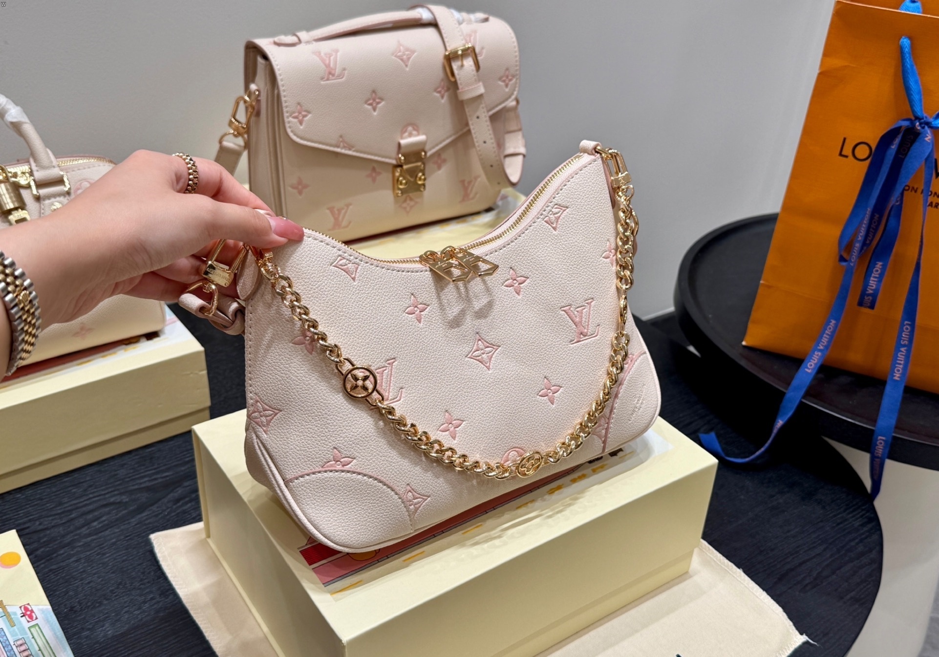 Louis Vuitton Bag BG868018