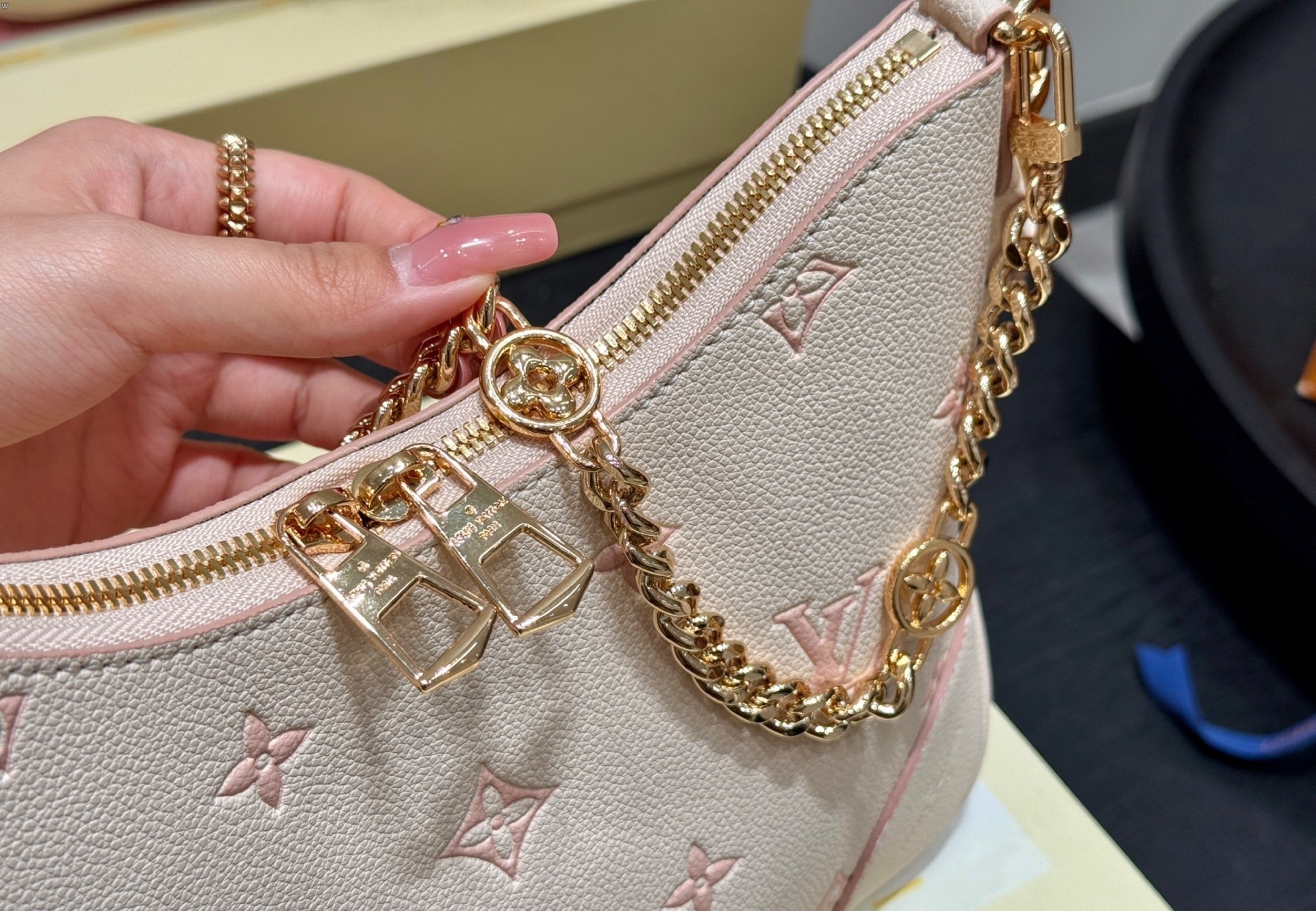 Louis Vuitton Bag BG868018