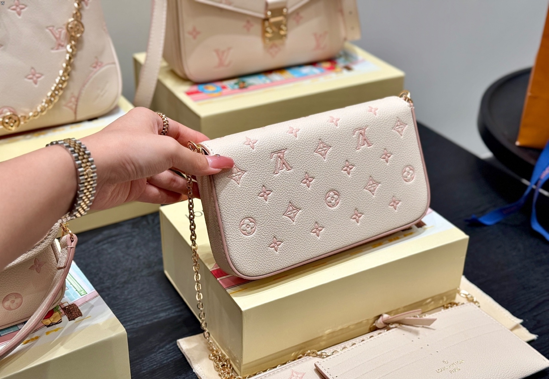 Louis Vuitton Bag BG868016
