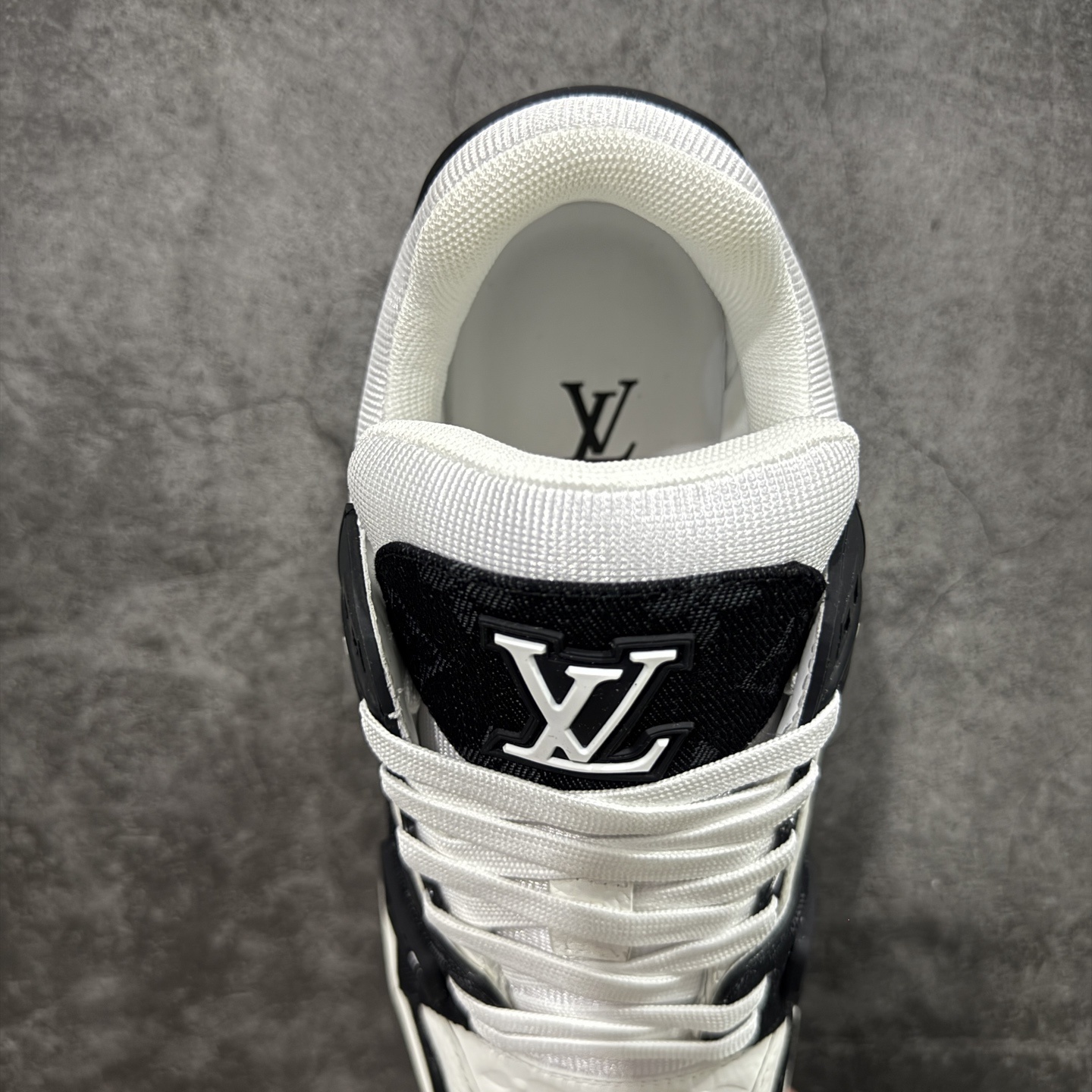 Louis Vuitton Sneakers T538004
