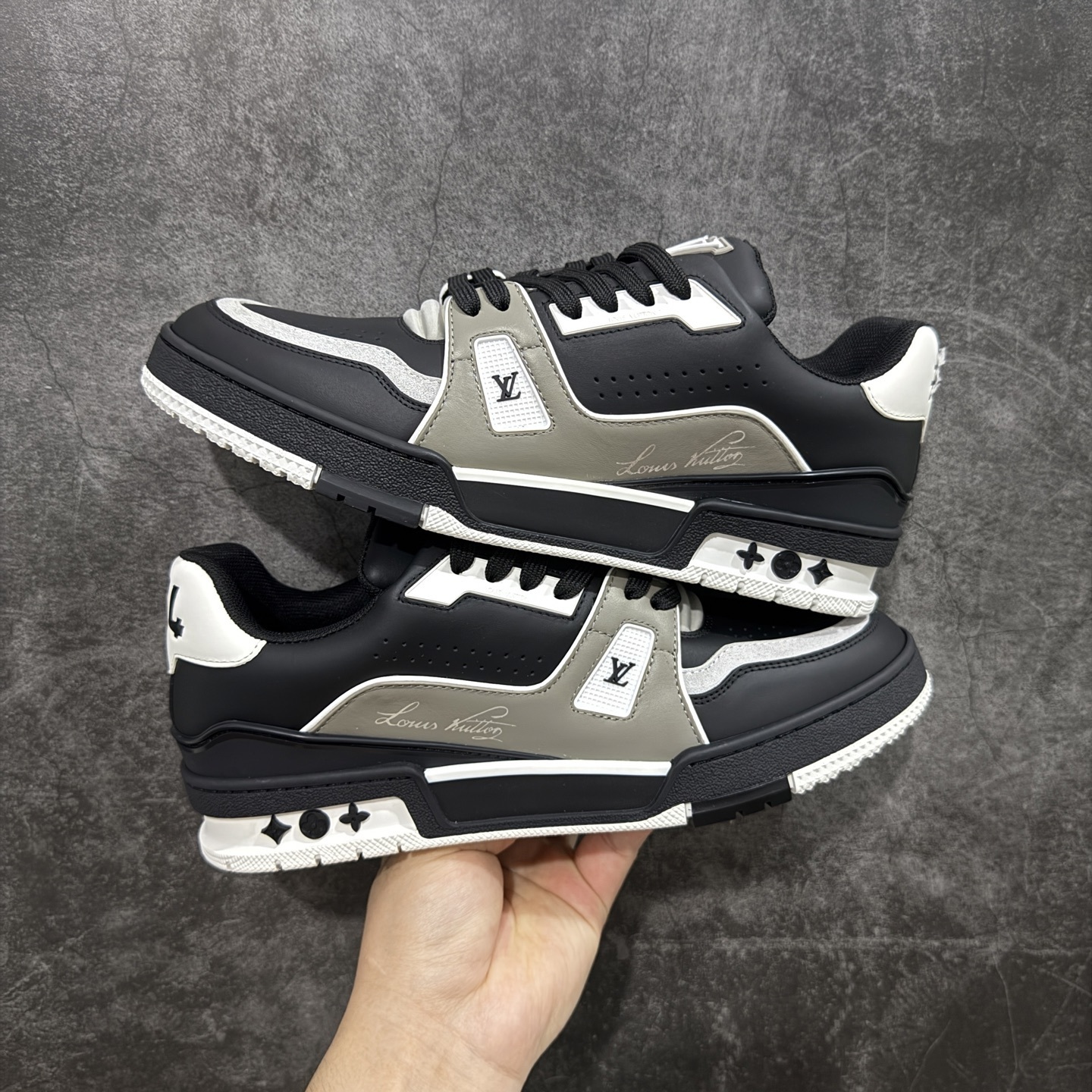 Louis Vuitton Sneakers T538010