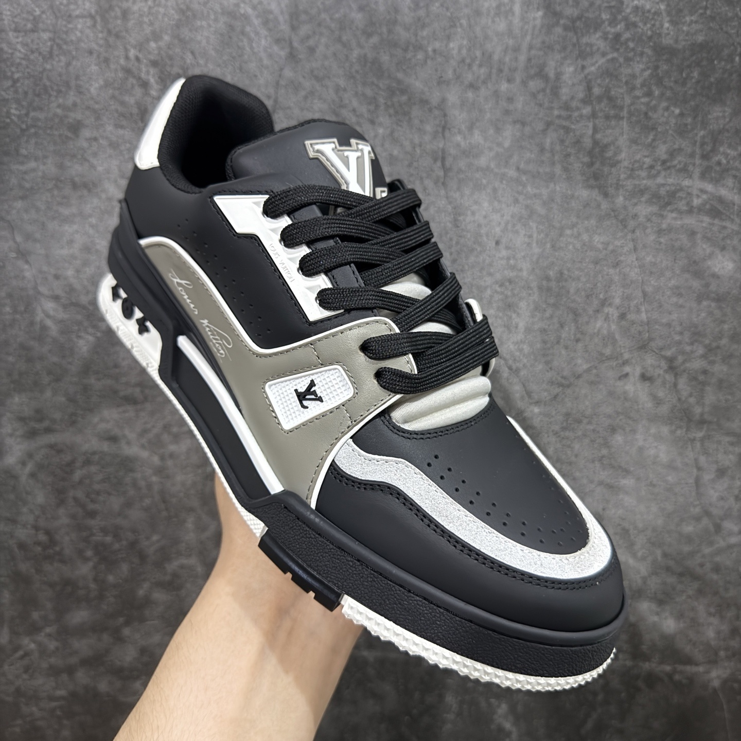 Louis Vuitton Sneakers T538010