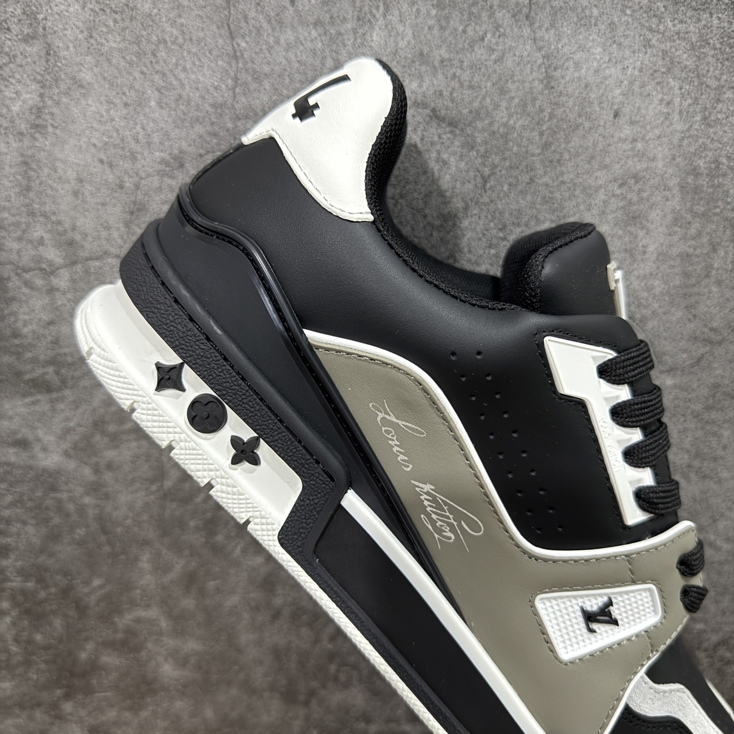 Louis Vuitton Sneakers T538010