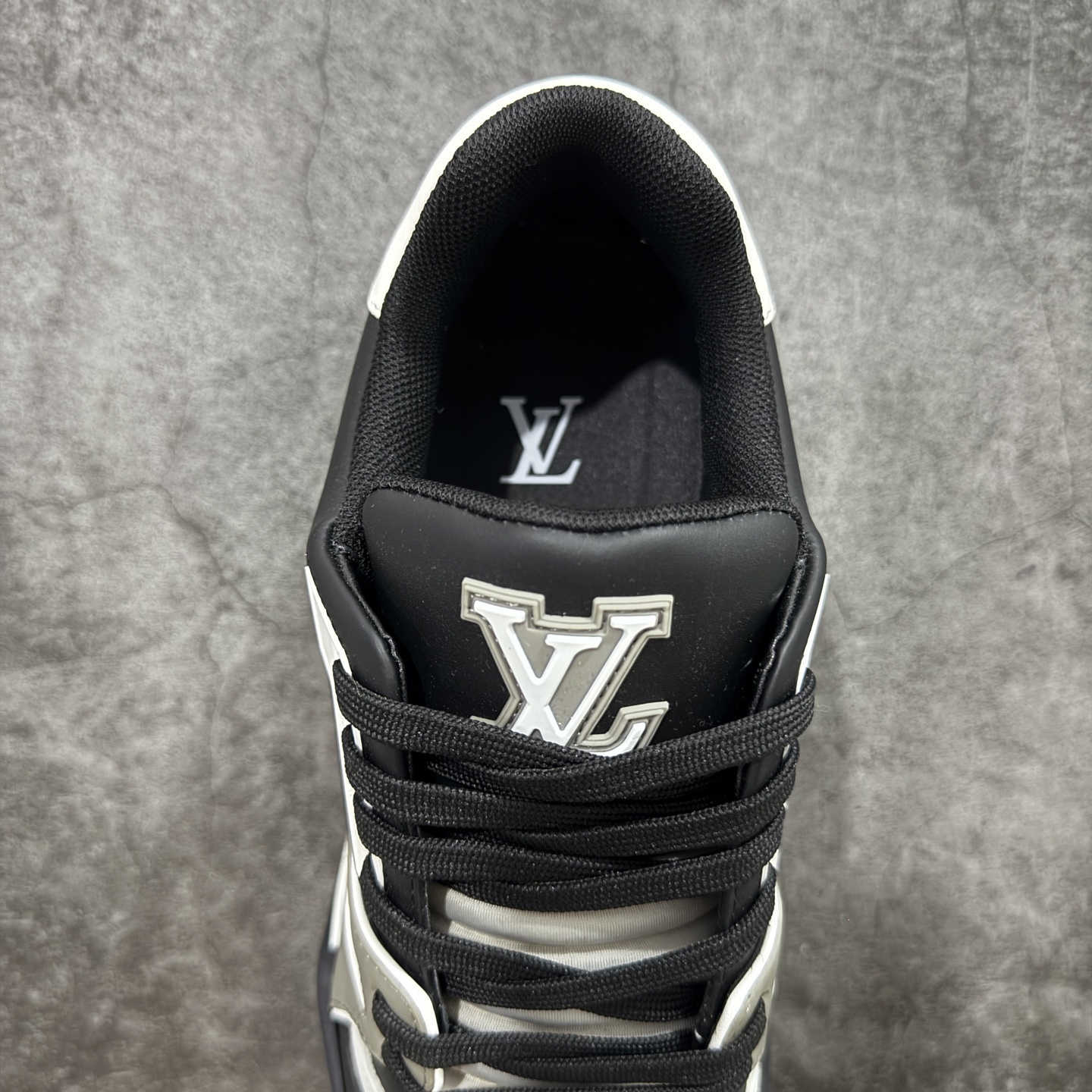 Louis Vuitton Sneakers T538010