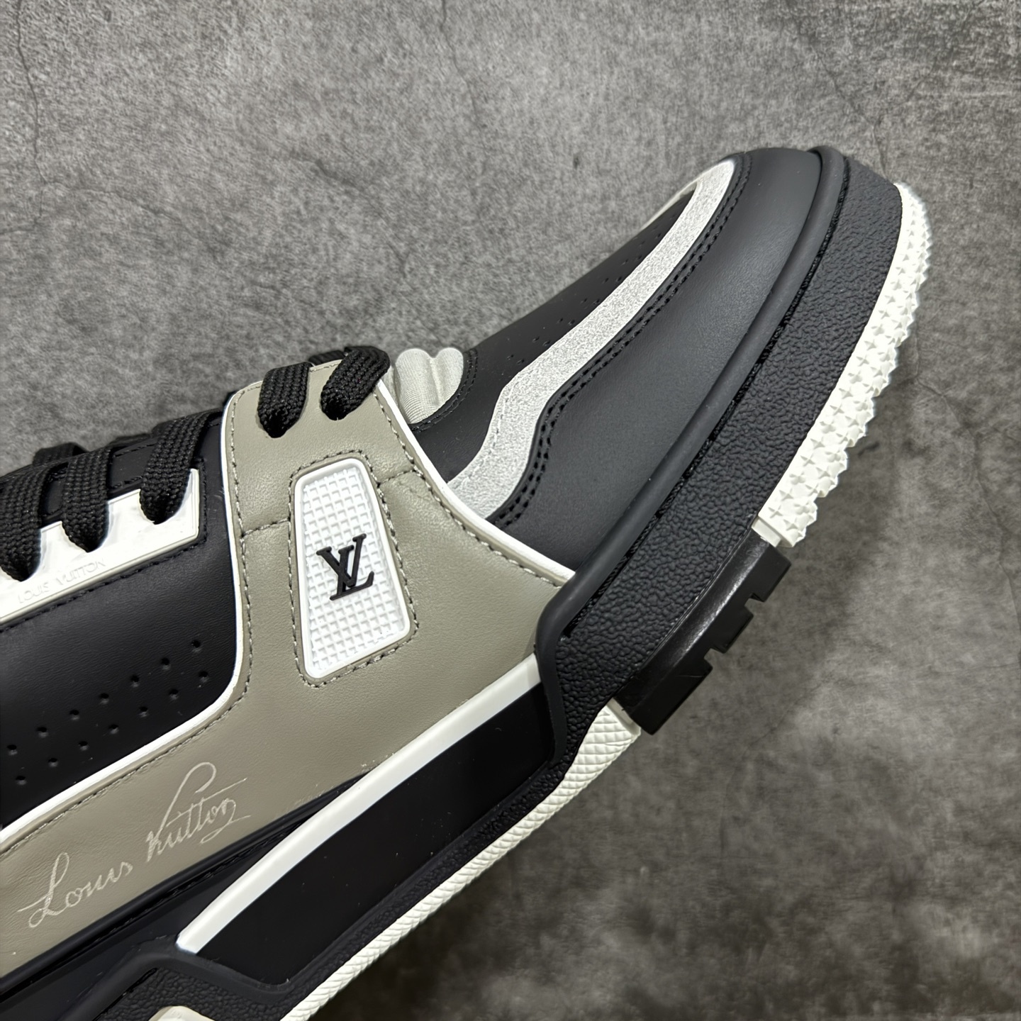 Louis Vuitton Sneakers T538010