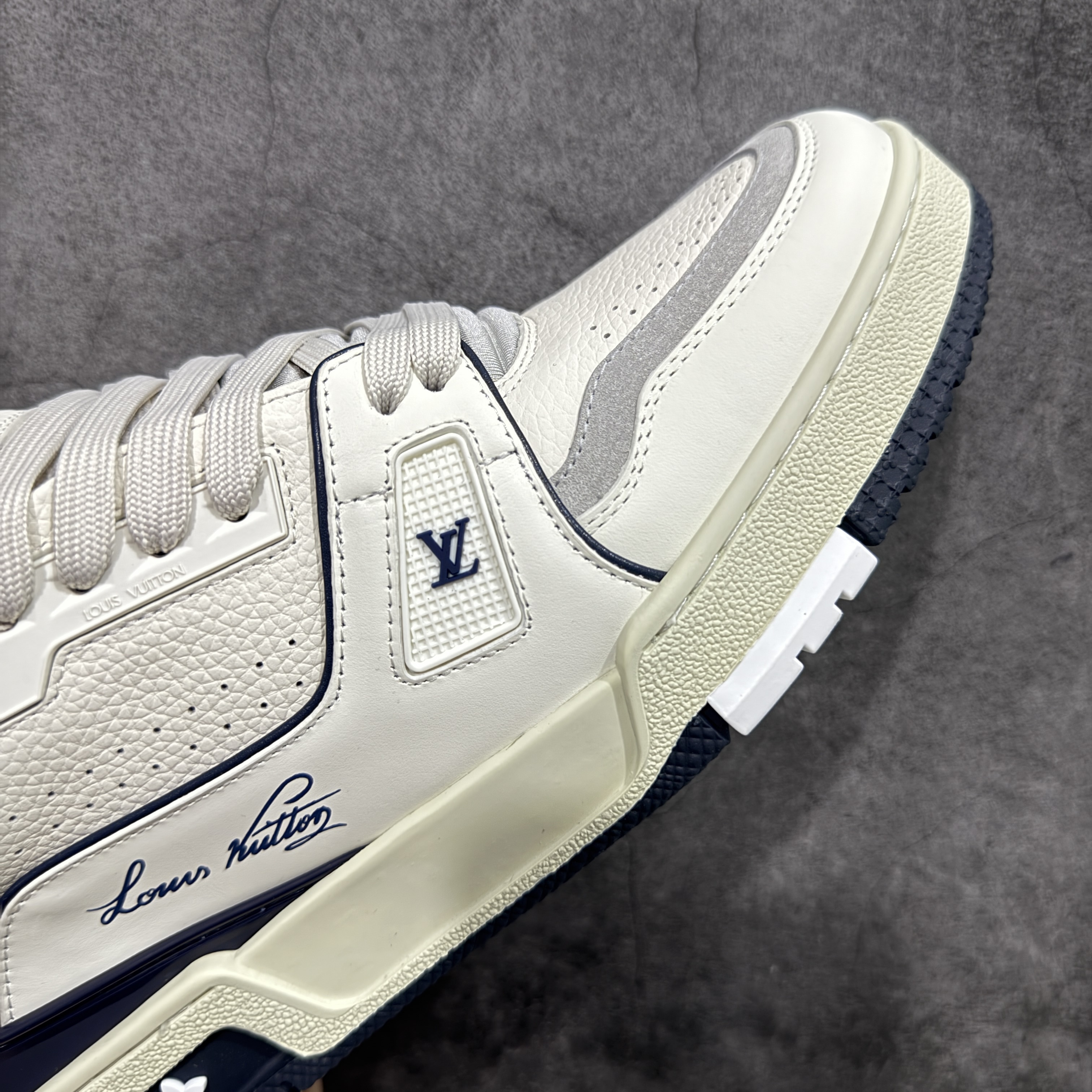Louis Vuitton Sneakers T538006