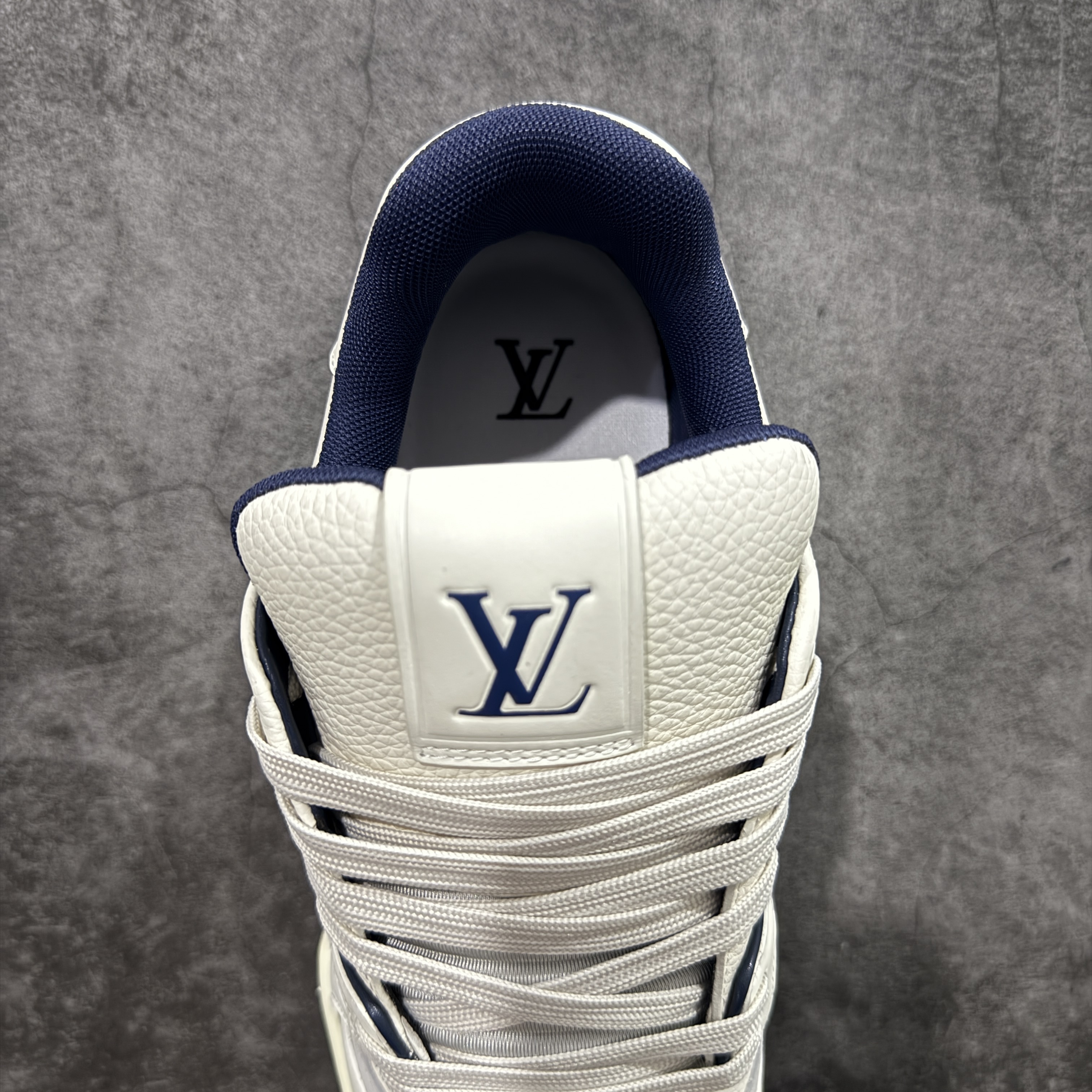 Louis Vuitton Sneakers T538006