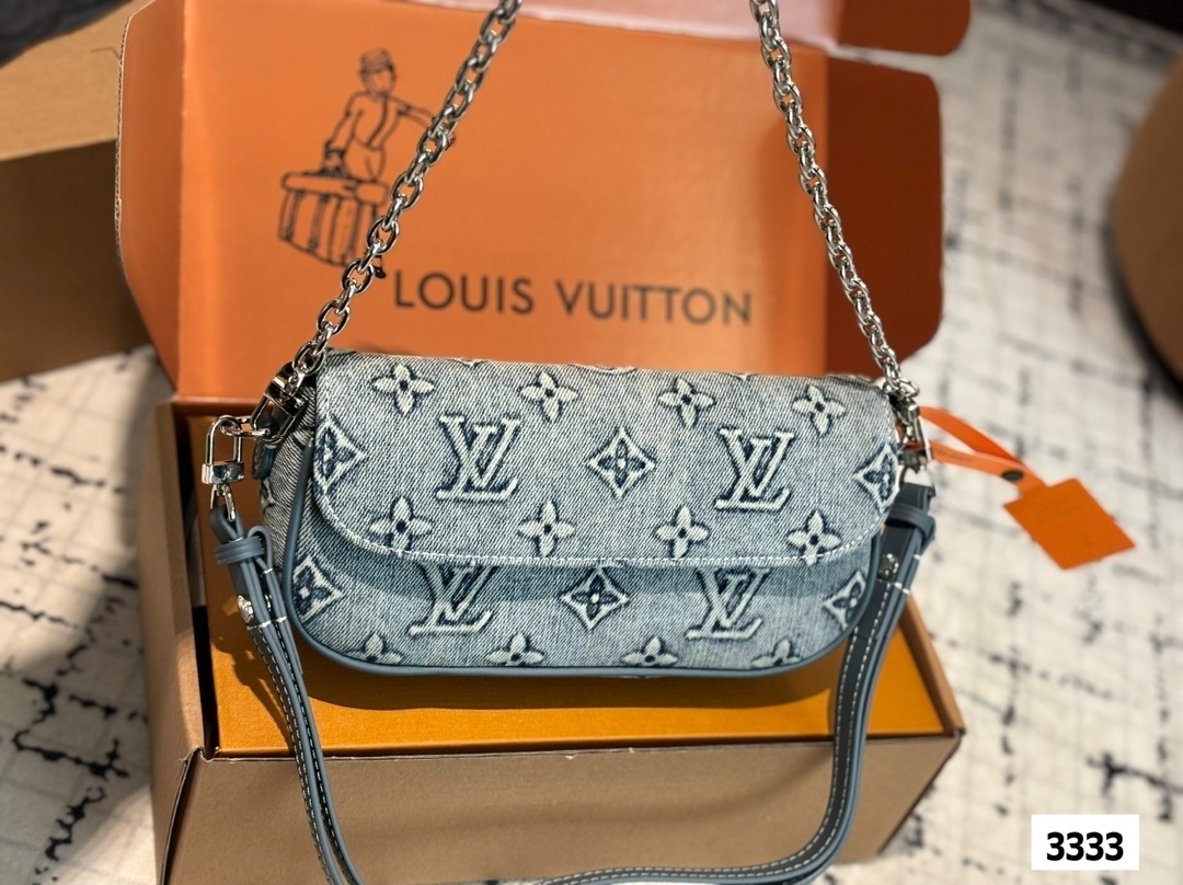 Louis Vuitton Bag BG868010