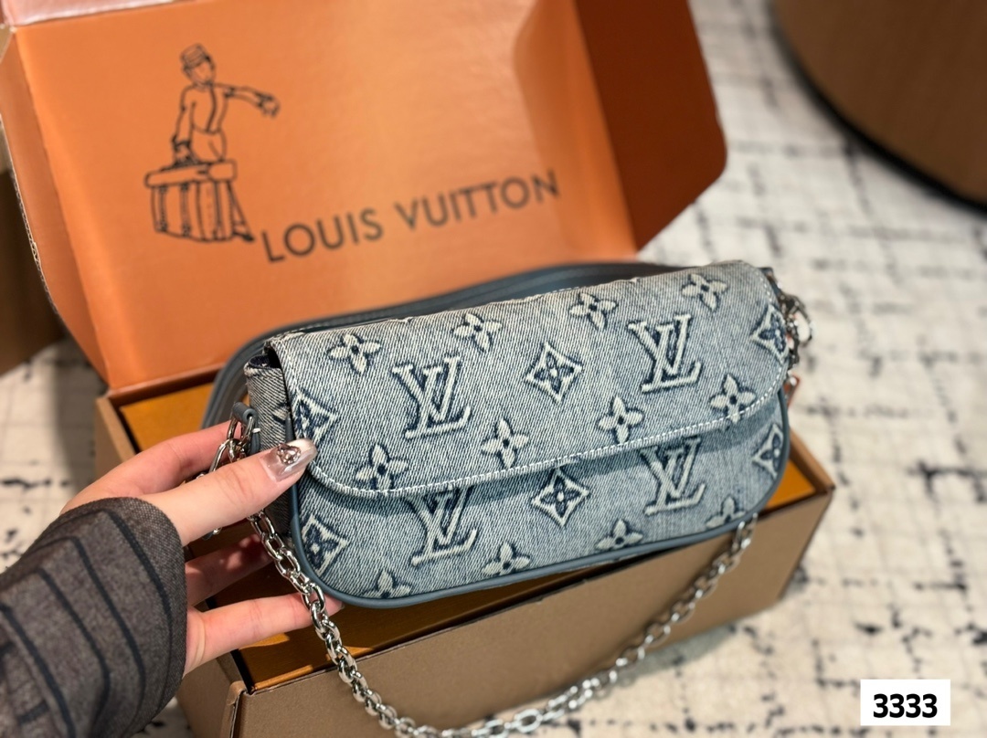 Louis Vuitton Bag BG868010