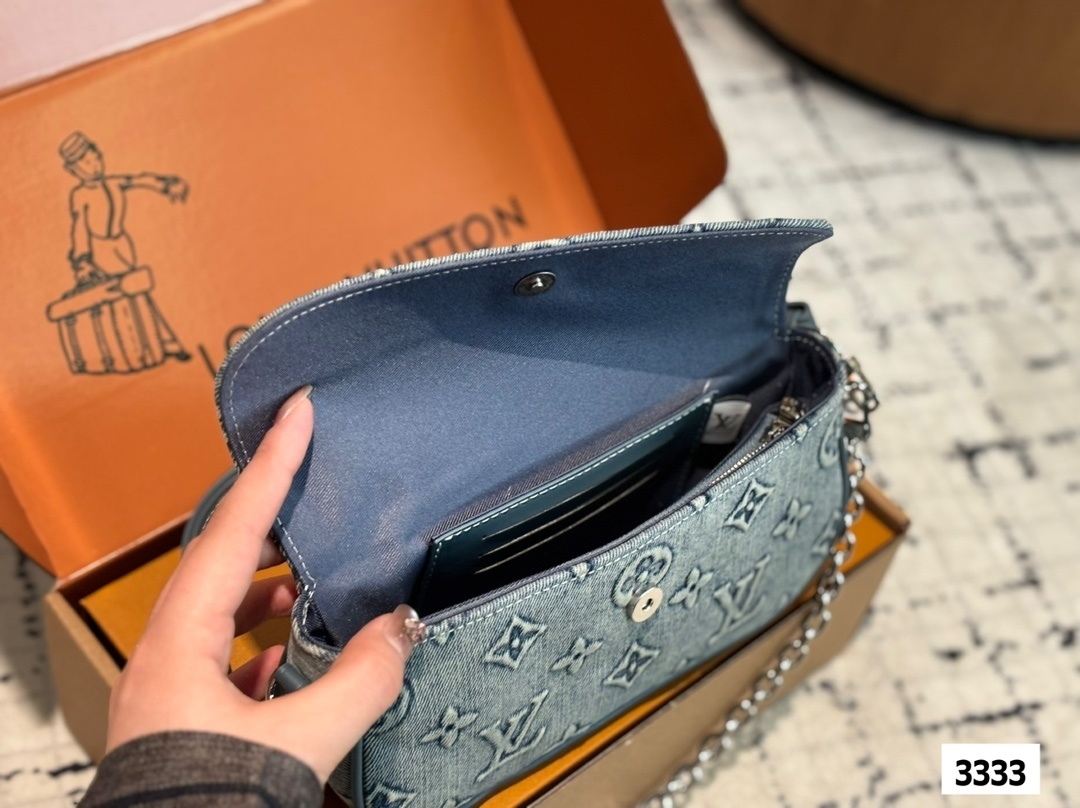Louis Vuitton Bag BG868010