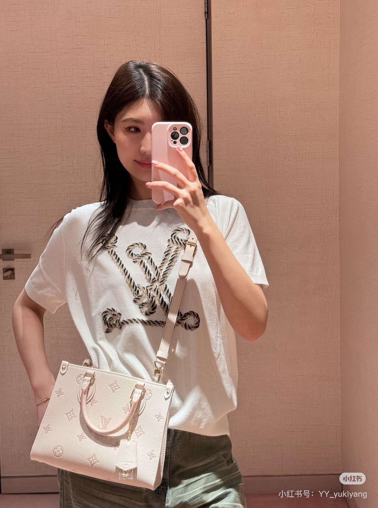 Louis Vuitton Bag BG868019