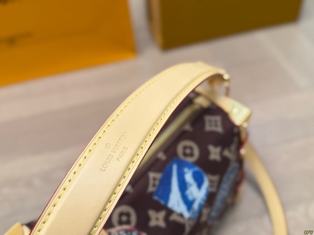 Louis Vuitton Bag BG868023