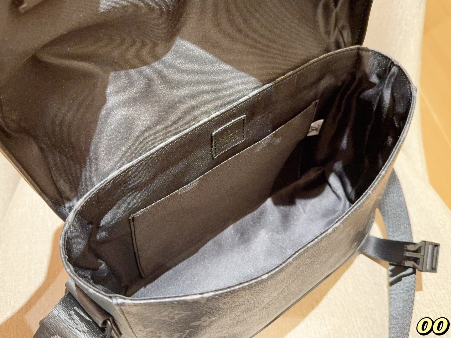 Louis Vuitton Bag BG868042