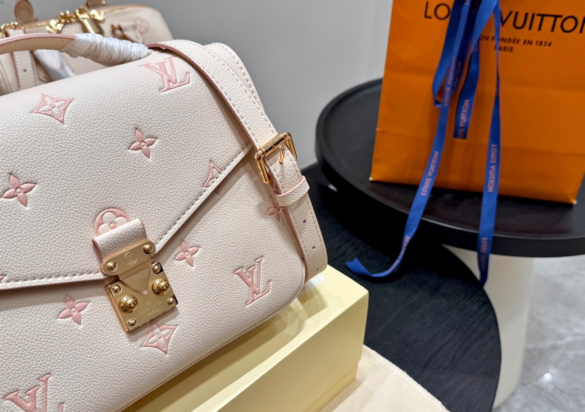 Louis Vuitton Bag BG868021