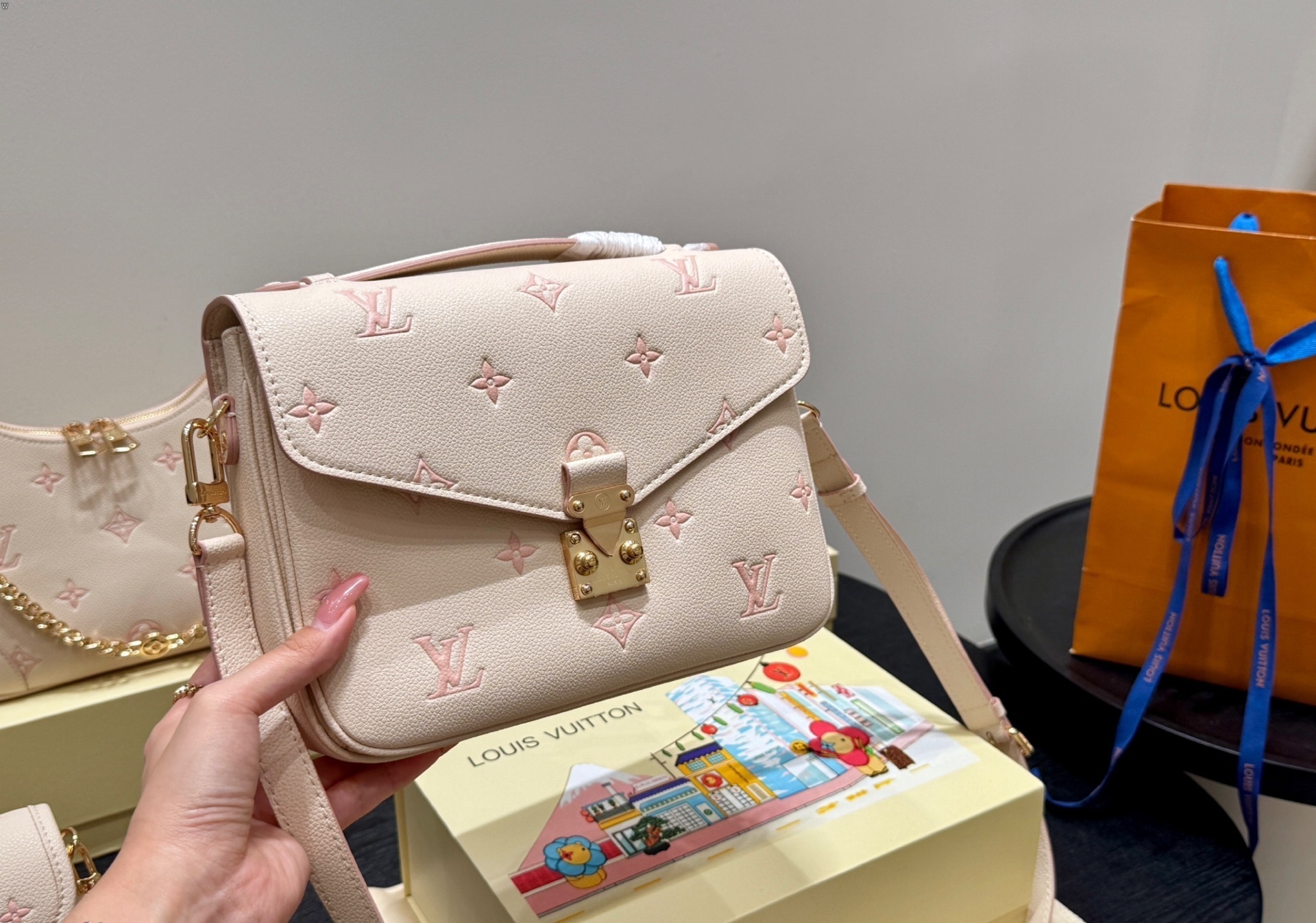 Louis Vuitton Bag BG868021