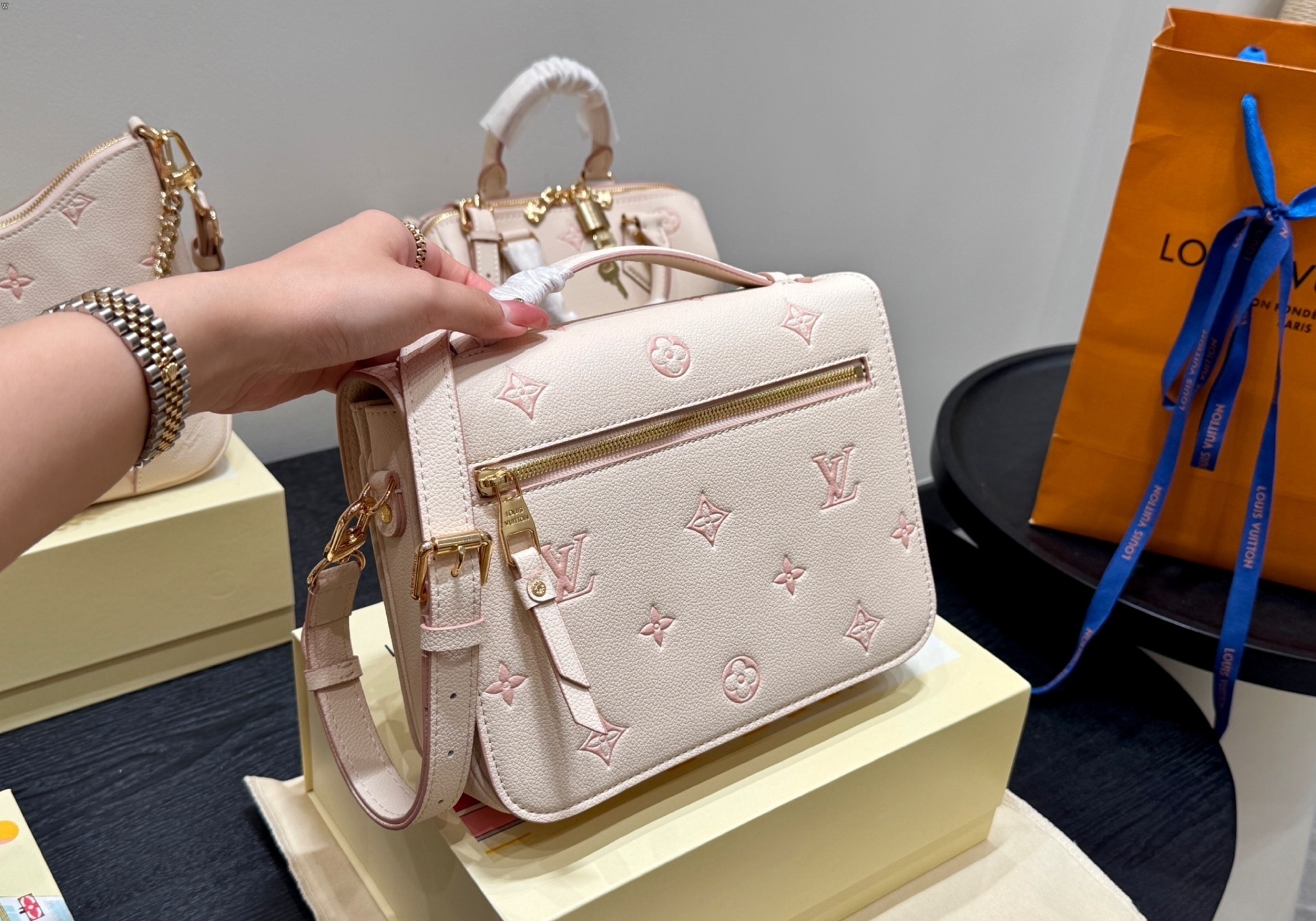 Louis Vuitton Bag BG868021