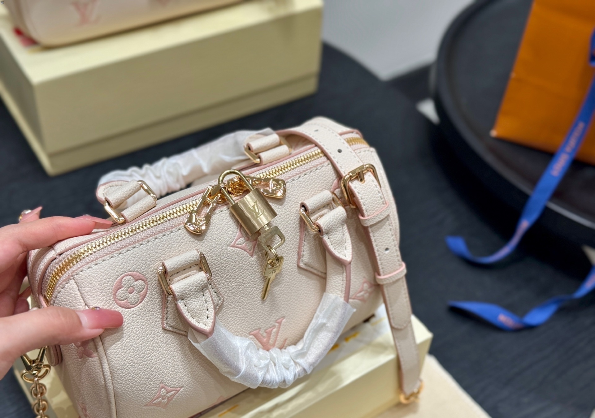 Louis Vuitton Bag BG868020