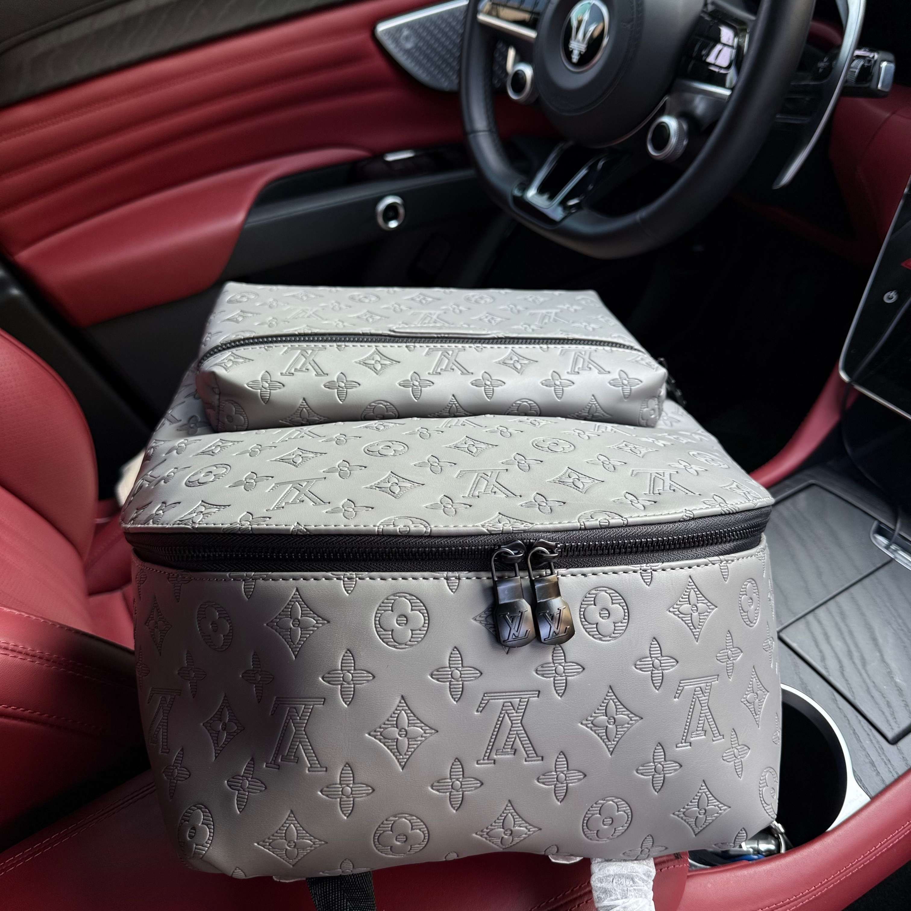 Louis Vuitton Bag BG868026